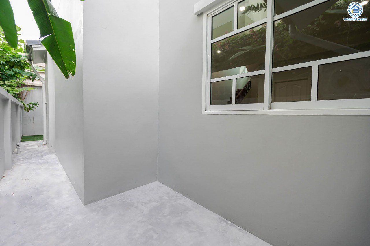 บ้านมือสองตกแต่งใหม่ ทำเลโซนเมือง! หลังมุม ม.ปัญฐิญา1 พระราม5 ตกแต่งดีไซน์ทันสมัย เนื้อที่ 55.5 ตร.ว. หลังใหญ่พร้อมอยู่ ฟังก์ชัน 3 ห้องนอน 3 ห้องน้ำ 2 ที่จอดรถ พร้อมเรือนรับรอง ทำเลศักยภาพ เชื่อมต่อถนนหลายสาย ใกล้รถไฟฟ้า "สถานีแยกติวานนท์"